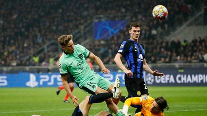 Sommer y de Vrij detienen un disparo de Marcos Llorente, en la ida de octavos entre el Atlético y el Inter.