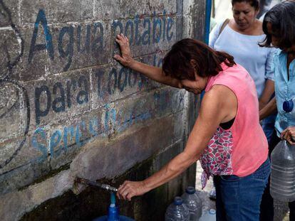 Un grupo de mujeres acude a una fuente de agua en San Juan de los Morros, en Venezuela.