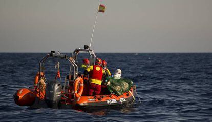 Cooperantes de Proactiva Open Arms recuperan este mi&eacute;rcoles un cad&aacute;ver en aguas del Mediterr&aacute;neo. 