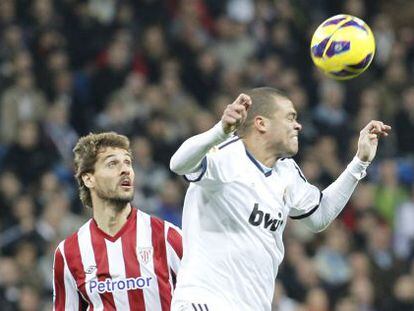 Pepe despeja un balón ante Llorente.