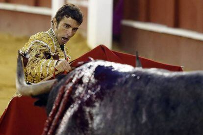 Fernando Roble&ntilde;o, durante la lidia de su segundo toro, ayer lunes en la Feria de Agosto de M&aacute;laga.