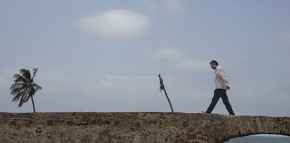 Tavares camina sobre la muralla de Cartagena de Indias durante el Hay Festival.