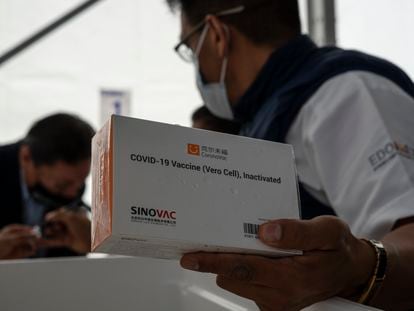 Un trabajador con una caja de la vacuna china de Sinovac, en Ecatepec (México).