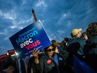 Una seguidora del presidente francés Emmanuel Macron el día de las elecciones, tras conocerse su victoria frente a la candidata de extrema derecha Marine Le Pen.