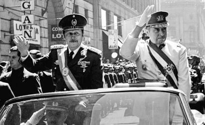 Los dictadores Alfredo Stroessner (izquierda) de Paraguay y Augusto Pinochet de Chile, en 1974.