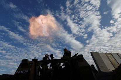 Soldados israelíes disparaban este lunes un mortero, en la frontera con Gaza.