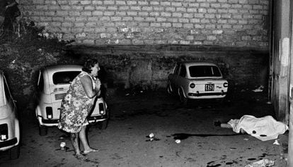Una mujer pena el cadáver de un familiar en Palermo.