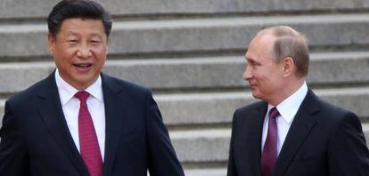 El presidente chino, Xi Jinping (izquierda), y su hom&oacute;logo ruso, Vlad&iacute;mir Putin, durante la ceremonia de bienvenida, en Pek&iacute;n. 