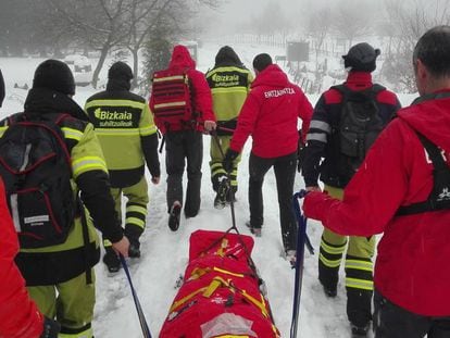 La Unidad de Vigilancia y Rescate de la Ertzaintza y una unidad de Bomberos de Bizkaia durante un rescate en el Gorbea.