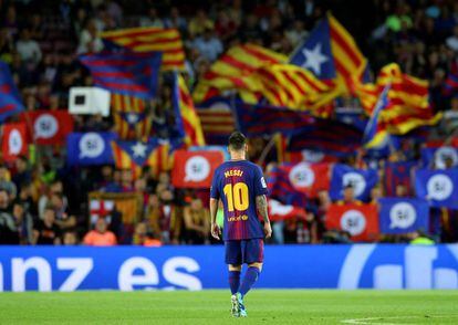 Messi, en un Camp Nou volcado con el referéndum el día del partido contra el Eibar.