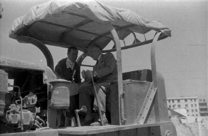 El ministro Arrese al volante de una excavadora derribando las chabolas en Jaime el Conquistador en 1957.