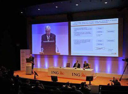 Rueda de prensa de ING ayer en Ámsterdam. En la pantalla, Jan Hommen, primer ejecutivo.