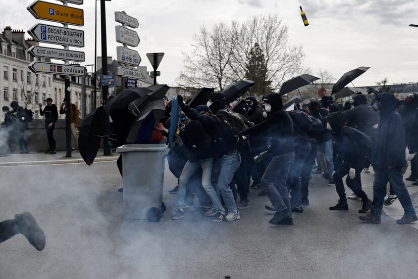 Disturbios entre manifestantes y policías en la ciudad de Nantes.