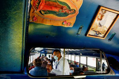 Adultos de Ciudad Juárez, en México, reciben este lunes en un autobús la dosis de la vacuna contra el coronavirus.
