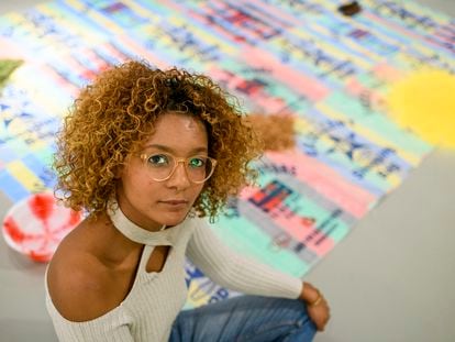 La artista Agnes Essonti Luque, con su obra, en una imagen cedida por La Casa Encendida.