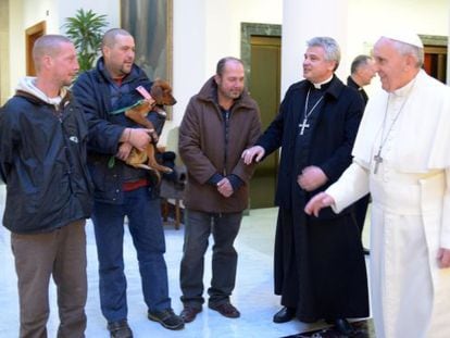 El papa Francisco con el limosnero papal y tres hombres sin techo con los que ha desayunado este martes.