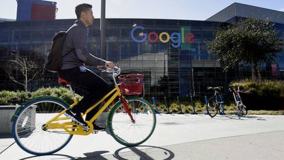 Un hombre pasea en bicicleta ante el Google Campus en Silicon Valley (California, EE UU).