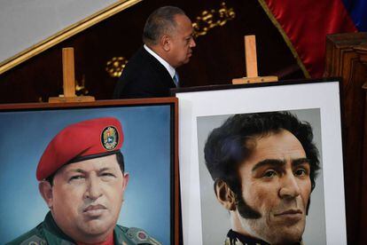 Diosdado Cabello, presidente de la Asamblea Constituyente de Venezuela, pasa detrás de retratos de Chávez y Bolívar. 