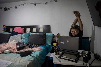 Máximo toma clases en línea en su habitación, en Ciudad de México, este lunes 24 de agosto.