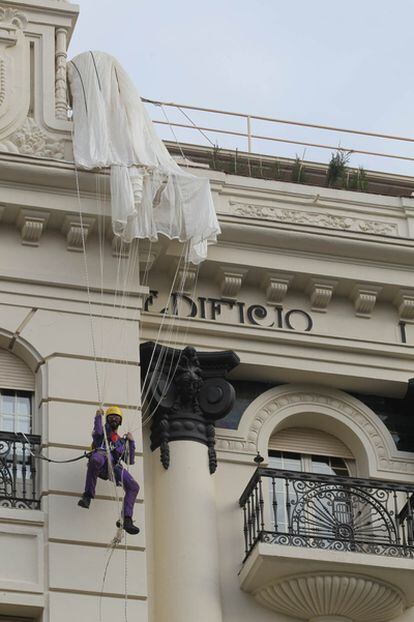 Un paracaidista simula haber caído en un edificio de Córdoba para promocionar el uso cultural de un viejo avión.
