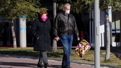 Una pareja de ancianos, a la salida del Hospital de Torrejón de Ardoz, en Madrid. / C. MOYA (EFE)