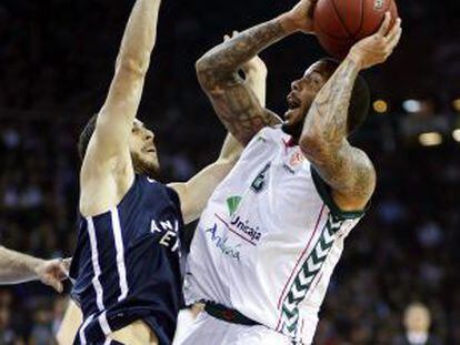 Marcus Williams (dcha) intenta encetsar ante Dogus Balbay.