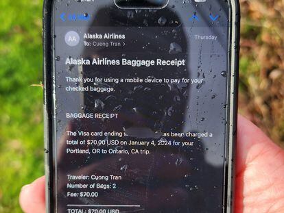 Un iPhone de uno de los pasajeros del vuelo de Alaska Airlines que cayó del avión al desprenderse un panel del fuselaje, en una imagen de la red social X de @SeanSafyre.