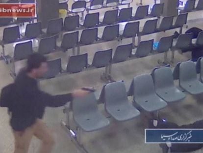 Un hombre armado en el parlamento iraní durante el atentado.