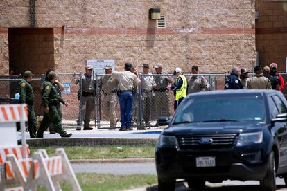 La policía y otros socorristas se reúnen frente a la escuela primaria Robb después de un tiroteo, el 24 de mayo de 2022, en Uvalde, Texas. 