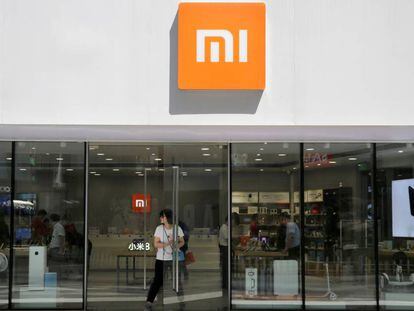 Un cliente sale de una tienda de Xiaomi en Pekín. 