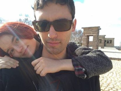 Julián Manzano, con su novia, ante el templo de Debod, en Madrid. Él vive allí; ella, en Rusia.
