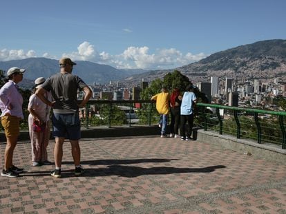 Un grupo de turistas en el Cerro Nutibara, en Medellín, el 4 de mayo de 2023.