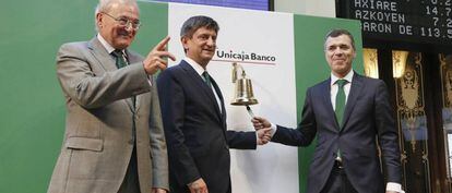 Manuel Azuaga, presidente de la entidad Unicaja, junto a Enrique Sanchez (Cº Delegado) y Pablo Gonzalez (Dtor general de finanzas) protagonizan la salida a Bolsa de su entidad financiera.