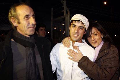 Fernando Enrique Mu&ntilde;oz, junto a sus padres, el viernes tras salir de la prisi&oacute;n de Villena. 