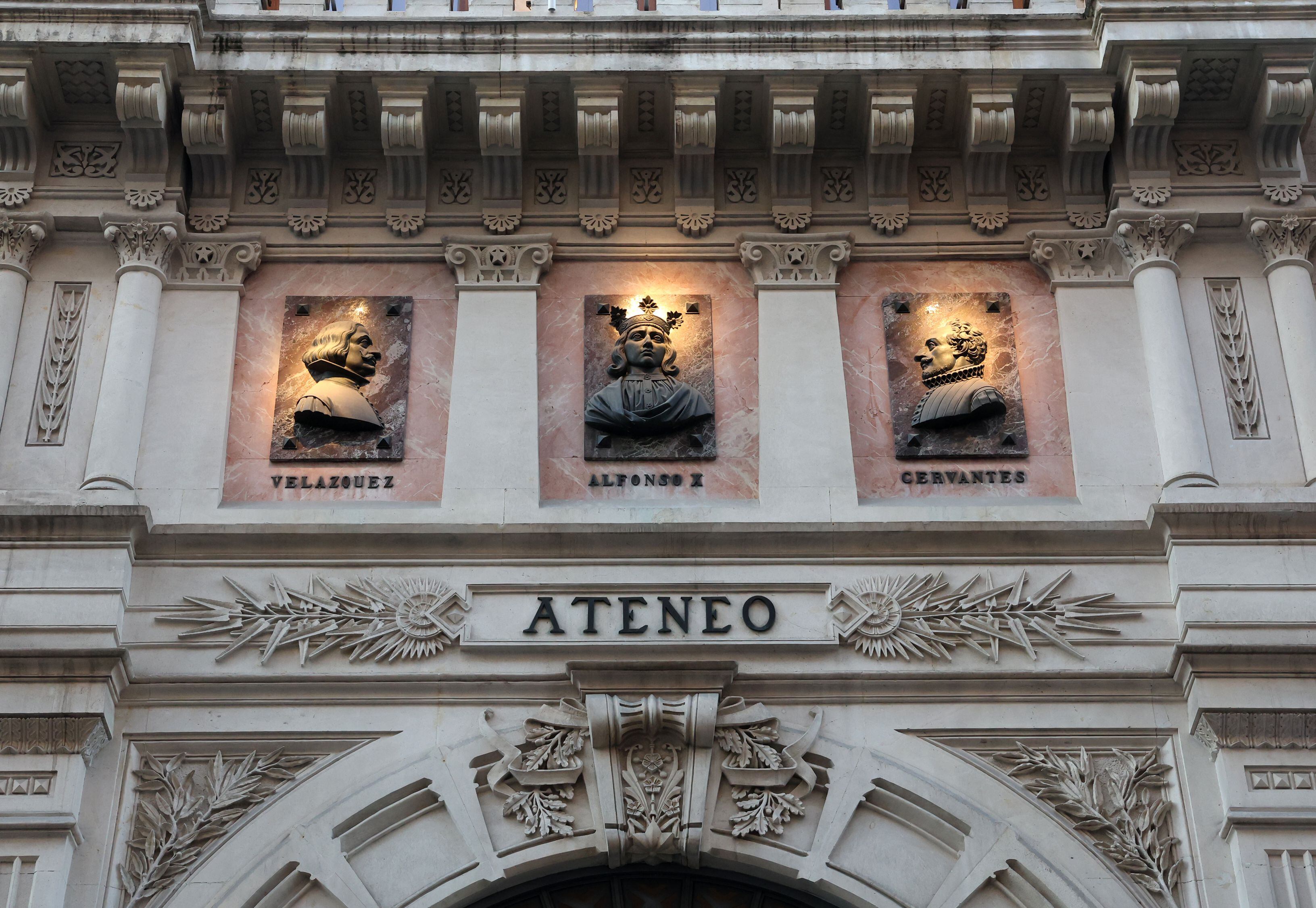 La fachada del Ateneo de Madrid, en el número 21 de la calle del Prado.
