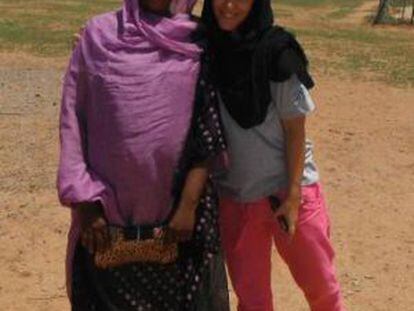La cooperante Samantha Sarri&aacute; (derecha) en un campamento en Mauritania. 