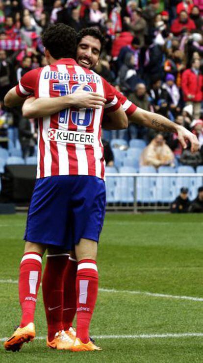 Los jugadores del Atlético de Madrid Diego Costa y Raúl García (d) celebran uno de los goles marcados al Real Valladolid, durante el partido correspondiente a la vigésimo cuarta jornada de liga de Primera División.