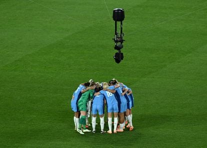 Las jugadoras inglesas, reunidas antes del comienzo de la segunda parte de la final.