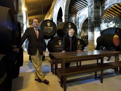 Ignacio y Tom&aacute;s Osborne en la bodega la Sacrist&iacute;a, en el Puerto de Santa mar&iacute;a (C&aacute;diz).