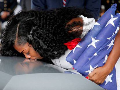 Myeshia Johnson, viuda del sargento La David Johnson, besa su ataúd durante su entierro el sábado.