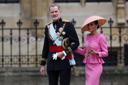 Los reyes Felipe VI y Letizia llegan a la abadía de Westminster. A diferencia de lo que ocurrió el pasado mes de septiembre por el funeral de Estado de la reina Isabel II, en esta ocasión los reyes eméritos Juan Carlos y Sofía no han sido invitados.