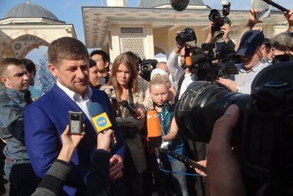 El presidente checheno, Ramzán Kadírov, habla con la prensa junto a la mezquita.