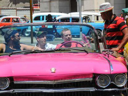 Turistas norteamericanos prueban un antiguo C&aacute;dillac el pasado 6 de abril en La Habana. 