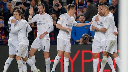 Los jugadores del Madrid celebran el gol de Cristiano. 