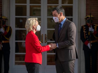 El presidente del Gobierno, Pedro Sánchez, saluda a la presidenta de la Comisión Europea, Ursula von der Leyen, en el palacio de la Moncloa, el 5 de marzo en Madrid.