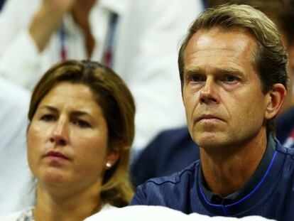 La mujer de Federer, Mirka, y el t&eacute;cnico del suizo, Edberg.