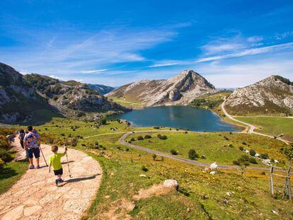 Visitantes ante el lago Enol, en Covadonga (Asturias), uno de los lugares más visitados del parque nacional de los Picos de Europa.