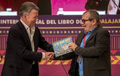 Timochenko recibe de Juan Manuel Santos un libro infantil para su hijo, tras el encuentro que mantuvieron en la FIL.