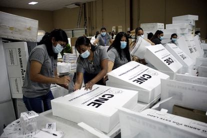 Trabajadores empiezan a ordenar el material que se usará en las elecciones en Honduras.
