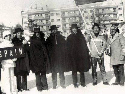 Los esquiadores Ángel Baranda, Conchita Puig, Aurelio García y Paquito con los sombreros en Sapporo.